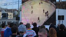 Třetí finálový zápas mezi Litvínovem a Třincem přilákal k velkoplošné obrazovce na třineckém náměstí Svobody mnoho stovek diváků. 