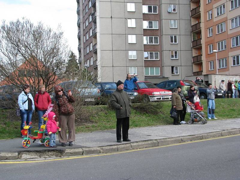 Vážný pracovní úraz utrpěl v pondělí 2. dubna asi hodinu před polednem zedník, který spadl z lešení panelového domu v Pekařské ulici ve Frýdku-Místku. Do nemocnice jej přepravoval záchranný vrtulník.