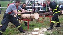 Pátý ročník Májové veselice v obci Řeka. Součástí oslav byla soutěž amatérských dřevorubců Forest man.