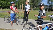 Policisté dětem na dopravním hřišti připomínali, že jízda bez cyklistické helmy je nebezpečná. 