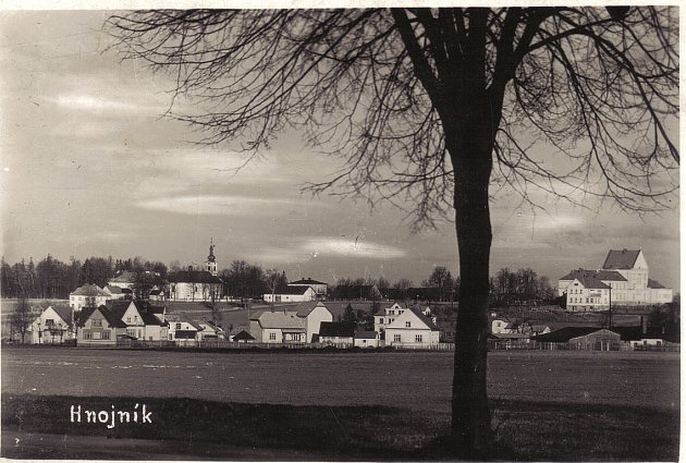 Pohled na Hnojník od jihozápadu v roce 1938. Vlevo kostel, který je dominantou obce. 