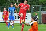 Třinečtí fotbalisté (v červeném) se s fanoušky rozloučili vysokým vítězstvím 4:0 nad Prostějovem.