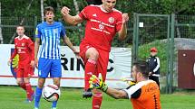 Třinečtí fotbalisté (v červeném) se s fanoušky rozloučili vysokým vítězstvím 4:0 nad Prostějovem.