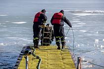 Skupina potápěčů báňských záchranářů trénuje na Žermanické přehradě ponory pod ledem a práci pod vodou, 15. února 2023. Lučina.