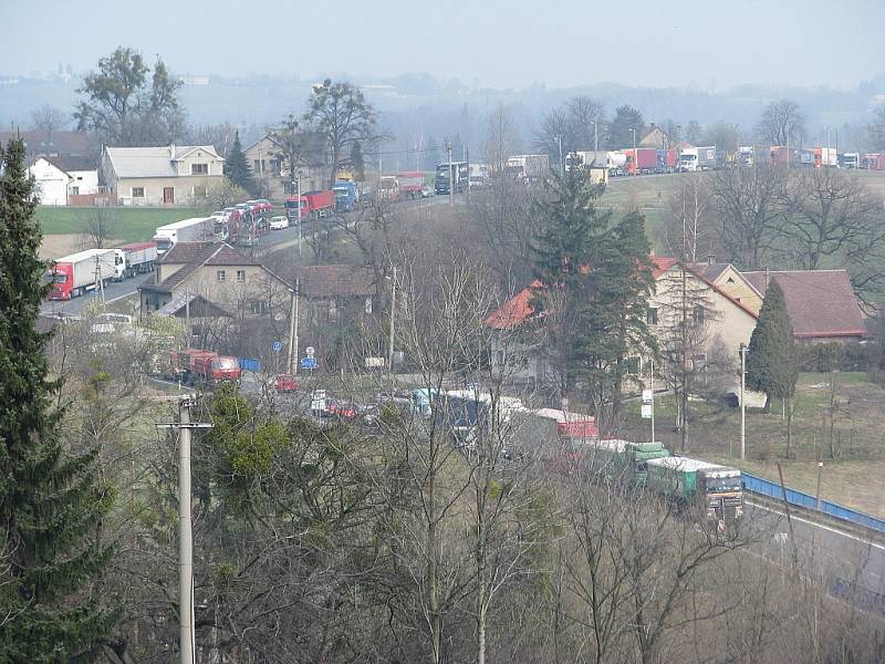 Oprava silnice I/11 v Třinci-Neborech, středa 17. dubna 2013.
