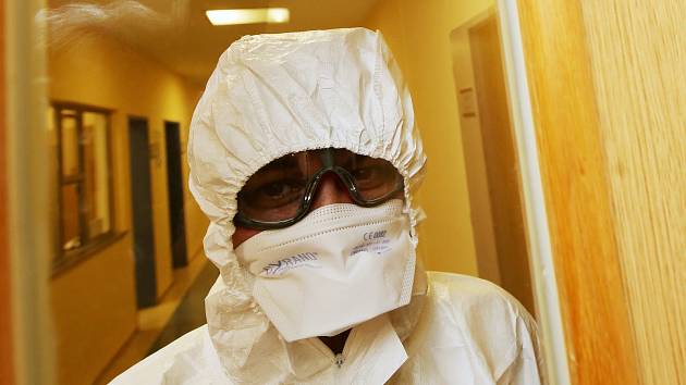 Ilustrační foto. Lékař z Masarykovy nemocnice v Ústí nad Labem, kde leží pacienti nakažení koronavirem.