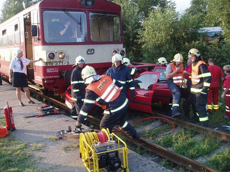 Zásah záchranářů při srážce auta s vlakem v Ostravici.