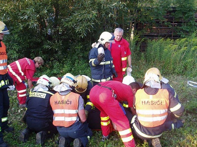 Zásah záchranářů při srážce auta s vlakem v Ostravici.