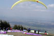 Ve dnech, kdy jsou příznivé povětrnostní podmínky, jsou na Javorovém vrchu desítky rekreačních pilotů. 