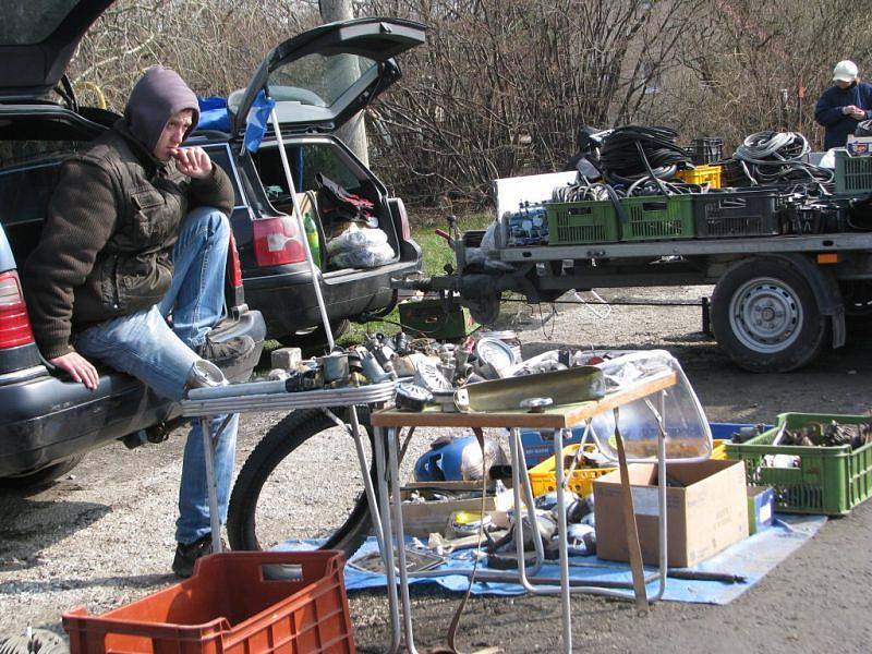 Několik set lidí využilo slunečného počasí a v sobotu 7. dubna navštívilo auto-moto burzu historických vozidel, která se konala na parkovišti pod přehradou v Bašce.