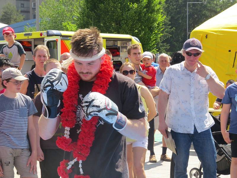 Den s IZS přilákal v sobotu na třinecké náměstí Svobody davy lidí. Po celé dopoledne mohli obdivovat techniku, jakou policisté, hasiči a záchranáři disponují, k vidění byl simulovaný zásah speciální pořádkové jednotky při zadržení nebezpečného pachatele.