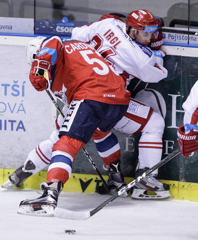 Hokejové utkání Tipsport extraligy v ledním hokeji mezi HC Dynamo Pardubice (červenobílém) a HC Oceláři Třinec (v bíločerveném).