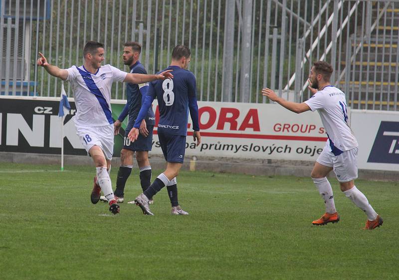 Fotbalisté Frýdku-Místku (v bílém) si na domácím trávníku poradili s Vyškovem 1:0, když jediný gól střetnutí vstřelil útočník Jakub Teplý.