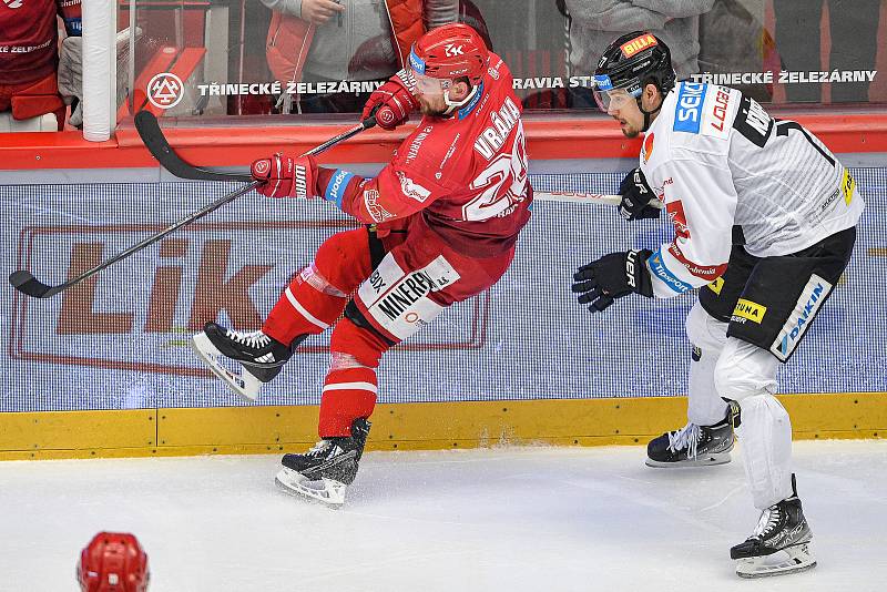 Finále play off hokejové extraligy - 1. zápas: HC Oceláři Třinec - HC Sparta Praha, 18. dubna 2022 v Třinci. (zleva) Kapitán Třince Petr Vrána a David Němeček ze Sparty.