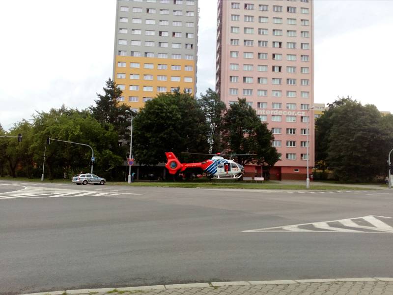Záchranářské manévry si vyžádaly zablokování křižovatky ulic Ostravské a Jana Opletala.