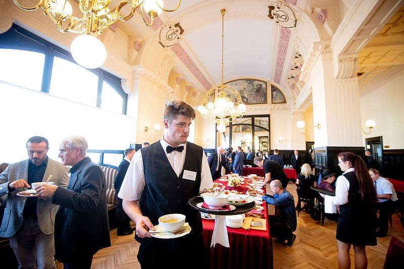 Ve Frýdku-Místku otevřeli po opravách městskou secesní kavárnu Radhošť, 22. října 2019.