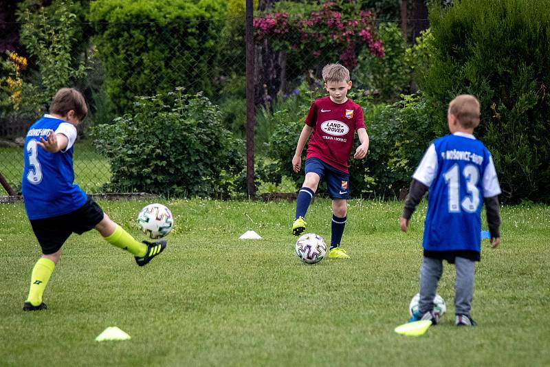 Předání nových míčů malým fotbalistům v Dobré, 8. června 2020 ve Frýdku-Místku.