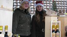 Ve stánku s medem a medovými likéry vypomáhaly dvě šestnáctileté dívky z Nýdku, Monika Czyžová (vlevo) a Gabriela Radvanská. 