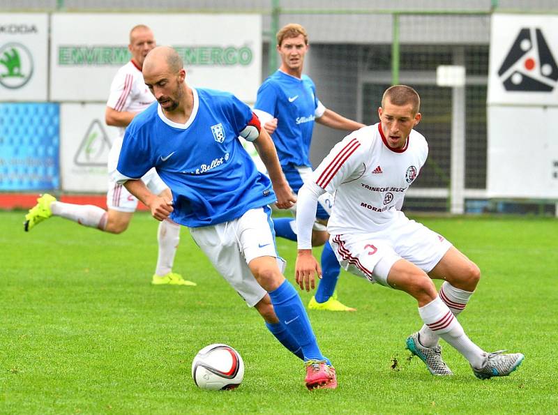 Třinečtí fotbalisté (v bílém) prolomili konečně sérii nepříznivých výsledků s týmem Vlašimi. Ten na domácím trávníku porazili 2:0. 