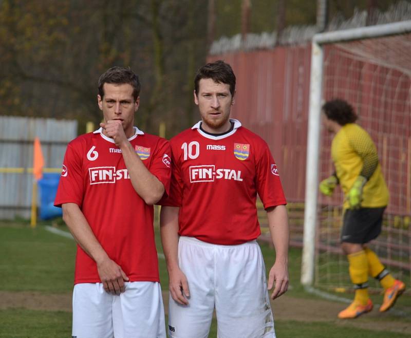 Fotbalisté Lučiny (červené dresy) v posledním podzimním zápase vyhráli na hřišti ČSAD Havířov 2:1. 