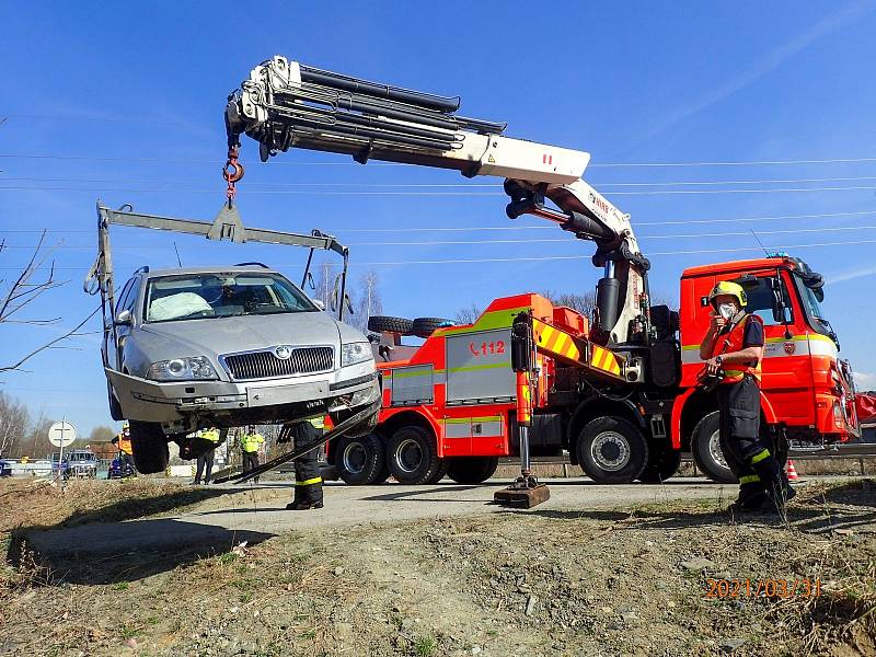 Dvě jednotky hasičů se ve středu 31. března 2021 odpoledne zapojily do likvidace následků dopravní nehody osobního automobilu ve Frýdku-Místku.