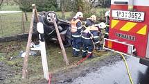 Dopravní nehoda osobního automobilu na okraji obce Čeladná ve směru na Frýdlant nad Ostravicí.