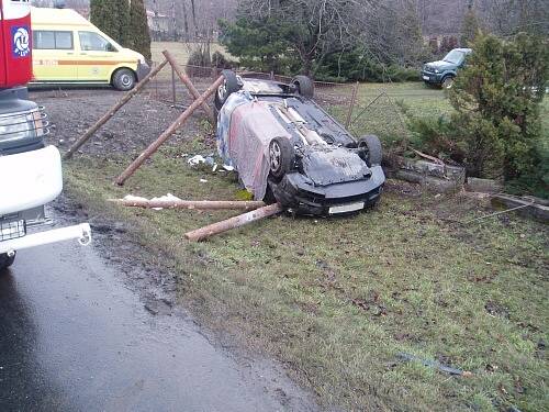 Dopravní nehoda osobního automobilu na okraji obce Čeladná ve směru na Frýdlant nad Ostravicí.