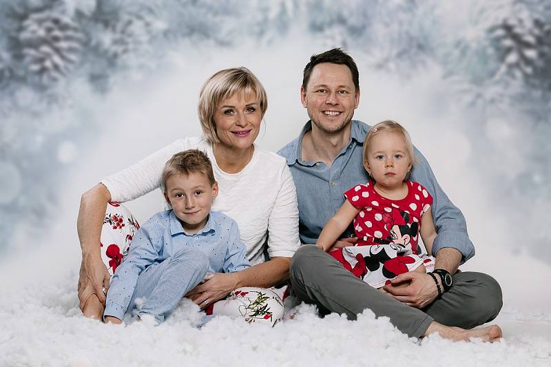 Na snímku Simona Kostelanská se svou rodinou. Snímek byl poskytnut  s jejím souhlasem ke zveřejnění.