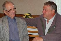 Emil Cymorek (vpravo) se v Návsí setkal se Stanislavem Pyszkem. Oba spojuje čtyřicet let starý úraz.