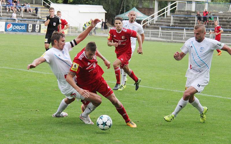 Frýdecko-místečtí fotbalisté (v bílém) byli v derby šťastnější, když díky Biolkovy hlavičky zvítězili nad Třincem 1:0.