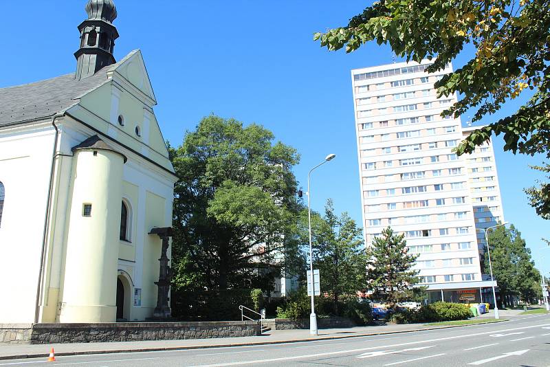 Snímky zachycují proměnu Frýdlantské ulice v Místku. Čtyřproudá silnice vede hned vedle kostela Všech svatých, který tak naštěstí nemusel být zbourán. Vysoké paneláky prošly revitalizací.