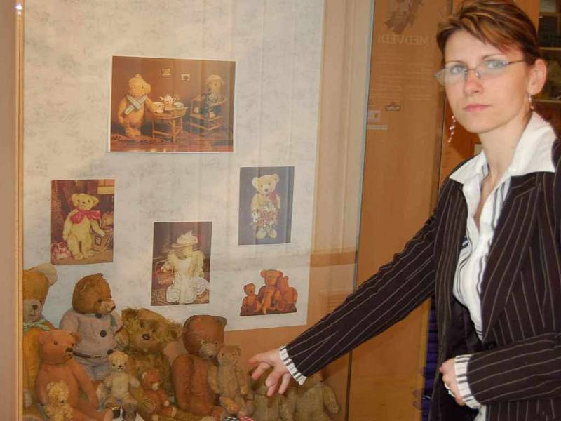 Marie Marie Pyszková ukazuje část expozice, která nabízí více než tři stovky plyšových medvědů.