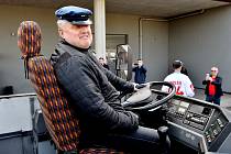 Šofér kabrioletu, bývalý starosta Třince Igor Petrov, se vydal na slavnostní jízdu s mistry už podruhé.