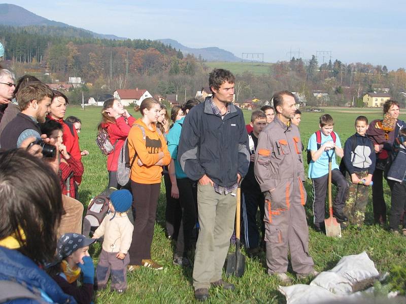 První jabloně, duby a buky vysadili v sobotu dopoledne obyvatelé Jablunkova a další dobrovolníci společně s Hnutím DUHA na rozlehlé louce v lokalitě Městská Lomná.