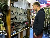 Army shop, který se nachází v centru Frýdku-Místku, nabízí kromě replik zbraní i plynové pistole a revolvery. Právě o ně mají někteří zákazníci zájem. 