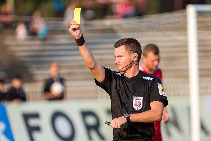 Třinečtí fotbalisté (v červeném) sahali v Hradci Králové po bodu.