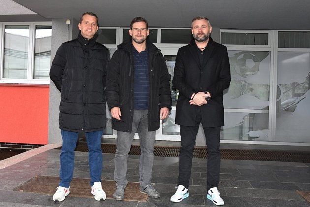 Zprava nový trenér FK Třinec Tomáš Hejdušek, generální manažer Karel Maceček a asistent kouče Tomáš Jakus.