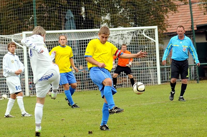 Kozlovičtí fotbalisté (žluté dresy) dokázali domácí duel s Jakubčovicemi zvrátit po změně stran.