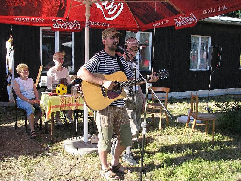 Frýdecko-místecký Sportovní klub vozíčkářů a společnost ArcelorMittal Frýdek-Místek v Hodoňovicích společně uspořádali oslavu Dětského dne.