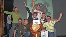SBOR dobrovolných hasičů Skalice se stal letošním vítězem Beskydské ligy v požárním sportu v kategorii mužů. Na snímku vítězný celek při vyhlášení vítězů v Ostravici.