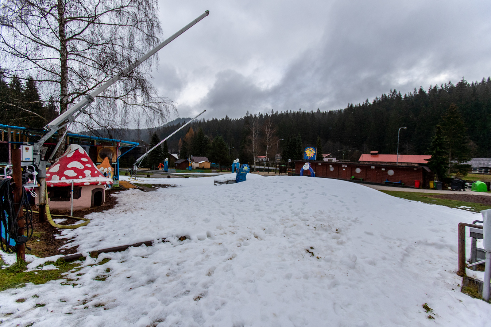 Přípravy na lyžování v Beskydech: skipasy zdražily, střediska sázejí i na  slevy - Moravskoslezský deník