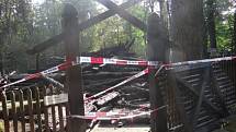 Následky požáru dřevěného kostela v Gutech. 
