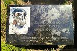 Památník upáleného Jana Palacha na Smrku v Beskydech se stal terčem vandalů.