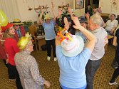 Domovinka ve Frýdku-Místku je místem, kde se pravidelně koná řada akcí pro seniory. Při kloboukovém bále se tam lidé výborně bavili. 