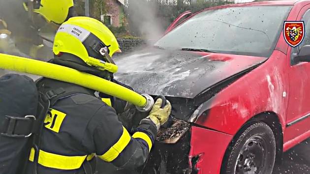 Hasiči zasahovali v sobotu 28. října u požáru automobilu ve Frýdku-Místku. Snímek z videa hasičů.