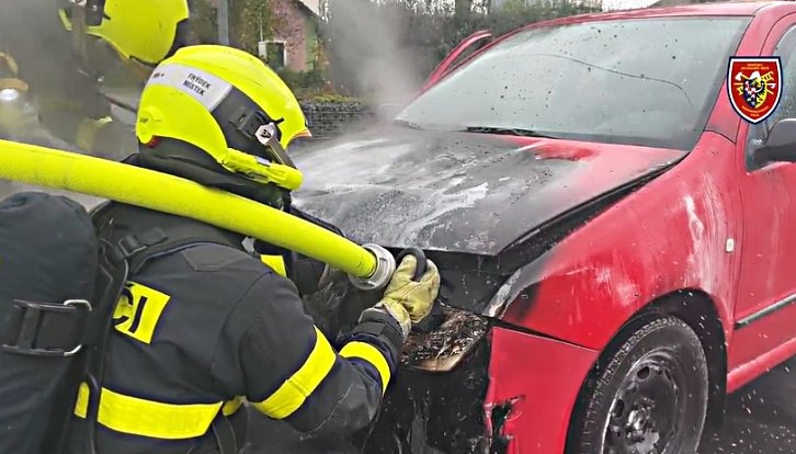 Hasiči zasahovali v sobotu 28. října u požáru automobilu ve Frýdku-Místku. Snímek z videa hasičů.