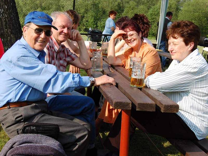 V areálu TJ Sokol Hnojník se výborně bavili Radomír Kmiečík (zleva), Vlastimil Voznica, Věra Voznicová a Marie Ruszová.