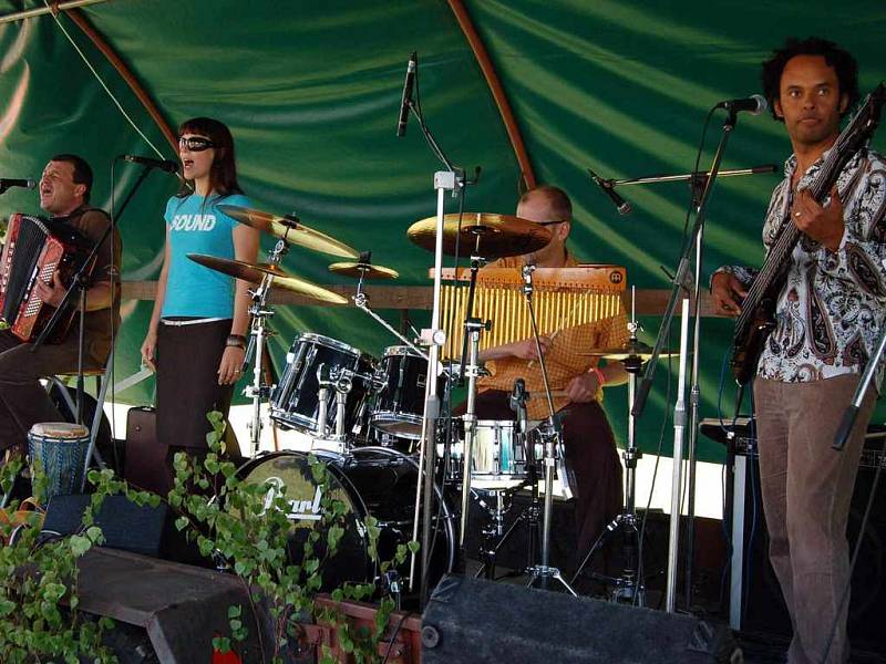 Slavnost odstartoval koncert slovenské skupiny Karpatské horké, která lidem nabídla lidové písně v moderní rockové úpravě. 