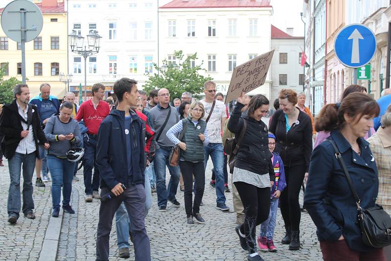 Demonstrace za nezávislou justici a proti vládě ve Frýdku-Místku, 28. května 2019.