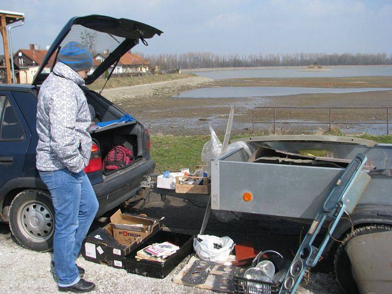 Několik set lidí využilo slunečného počasí a v sobotu 7. dubna navštívilo auto-moto burzu historických vozidel, která se konala na parkovišti pod přehradou v Bašce.